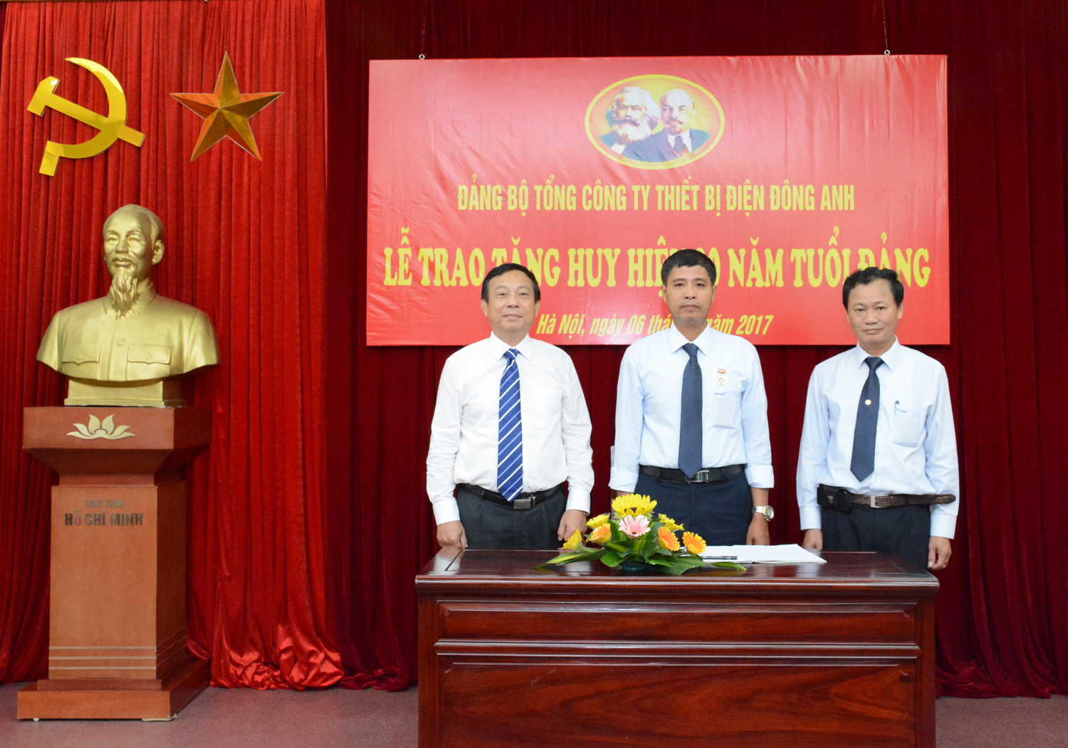 Đồng chí Trịnh Huy Thành - Bí thư Đảng ủy Khối Công nghiệp Hà Nội đến thăm và làm việc với EEMC