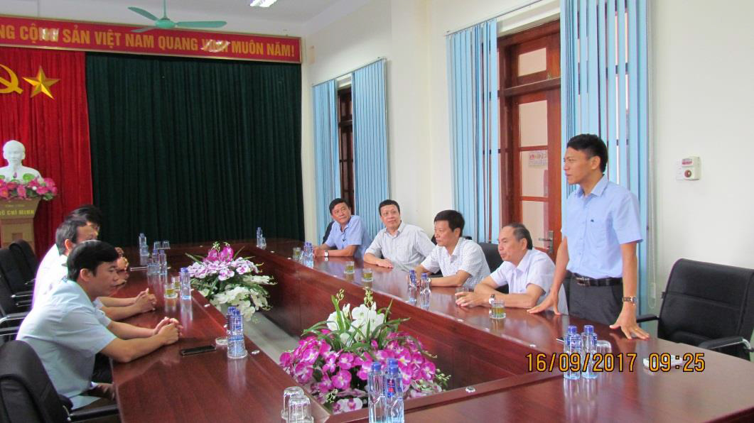 Đoàn lãnh đạo Tổng Công ty Thiết bị điện Đông Anh (EEMC) thăm hỏi đồng bào bị thiệt hại do lũ quét tại Mường La, Sơn La