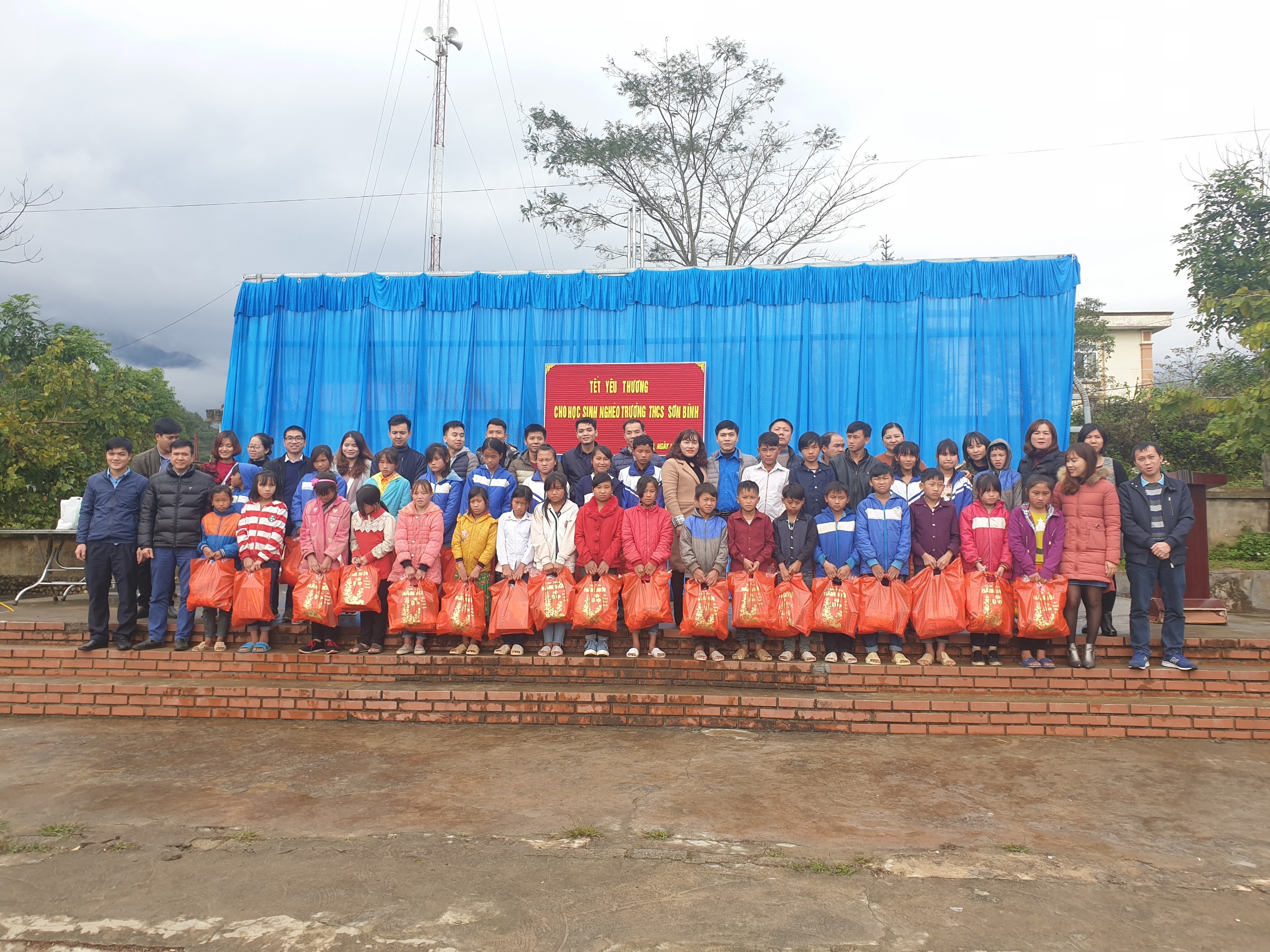 Đoàn thanh niên EEMC: Trao quà Tết cho học sinh nghèo THCS Sơn Bình